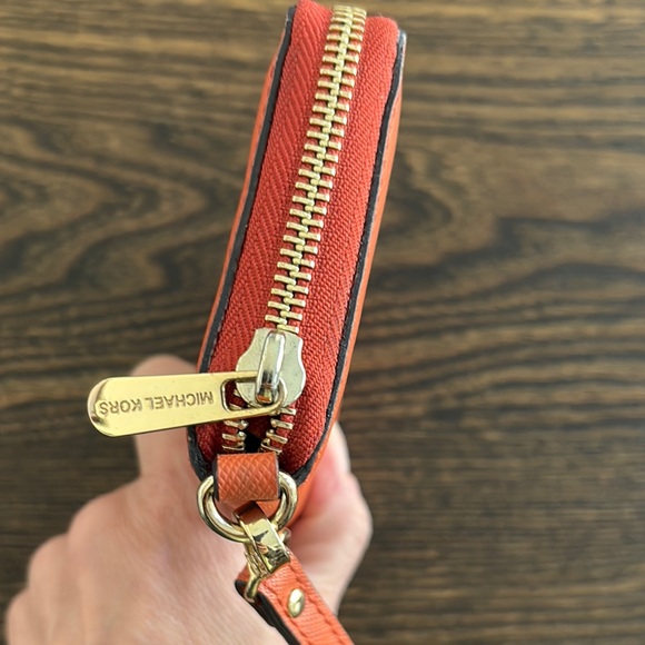 Michael Kors Burnt Orange Wristlet EUC - Picture 3 of 6